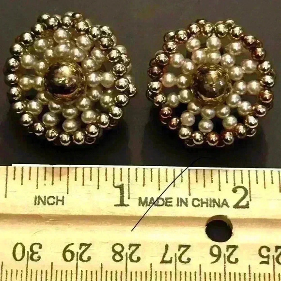 Vintage circular beaded clip on earrings - Picture 2 of 5